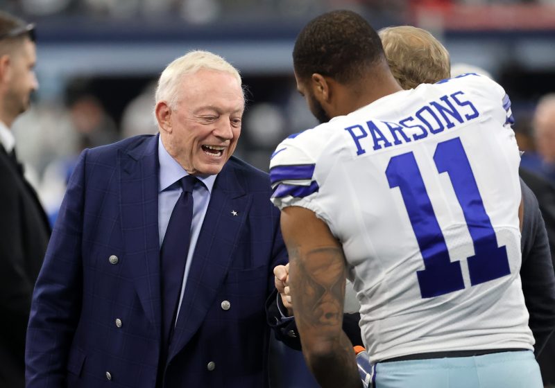 Cowboys fans let Jerry Jones hear it about lack of Parsons deal