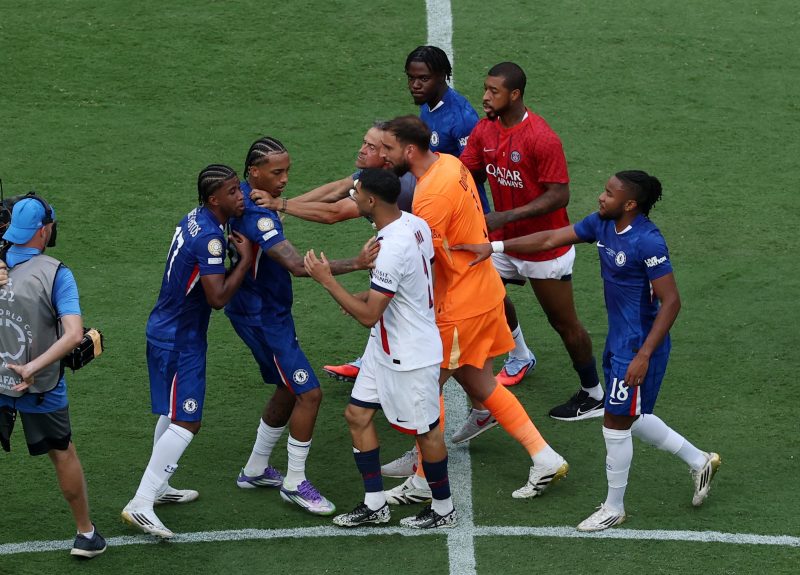 PSG coach explains reason for shoving Chelsea player